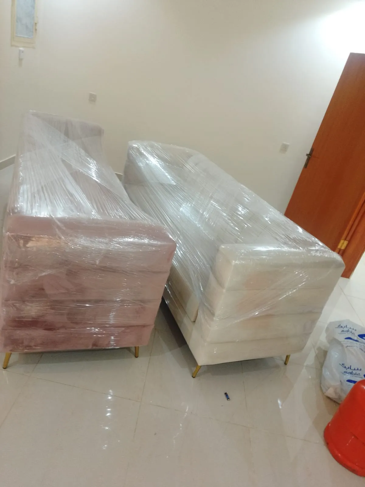 حماية كنب مخمل بتغليف مزدوج لنقل العفش من مكة إلى جدة