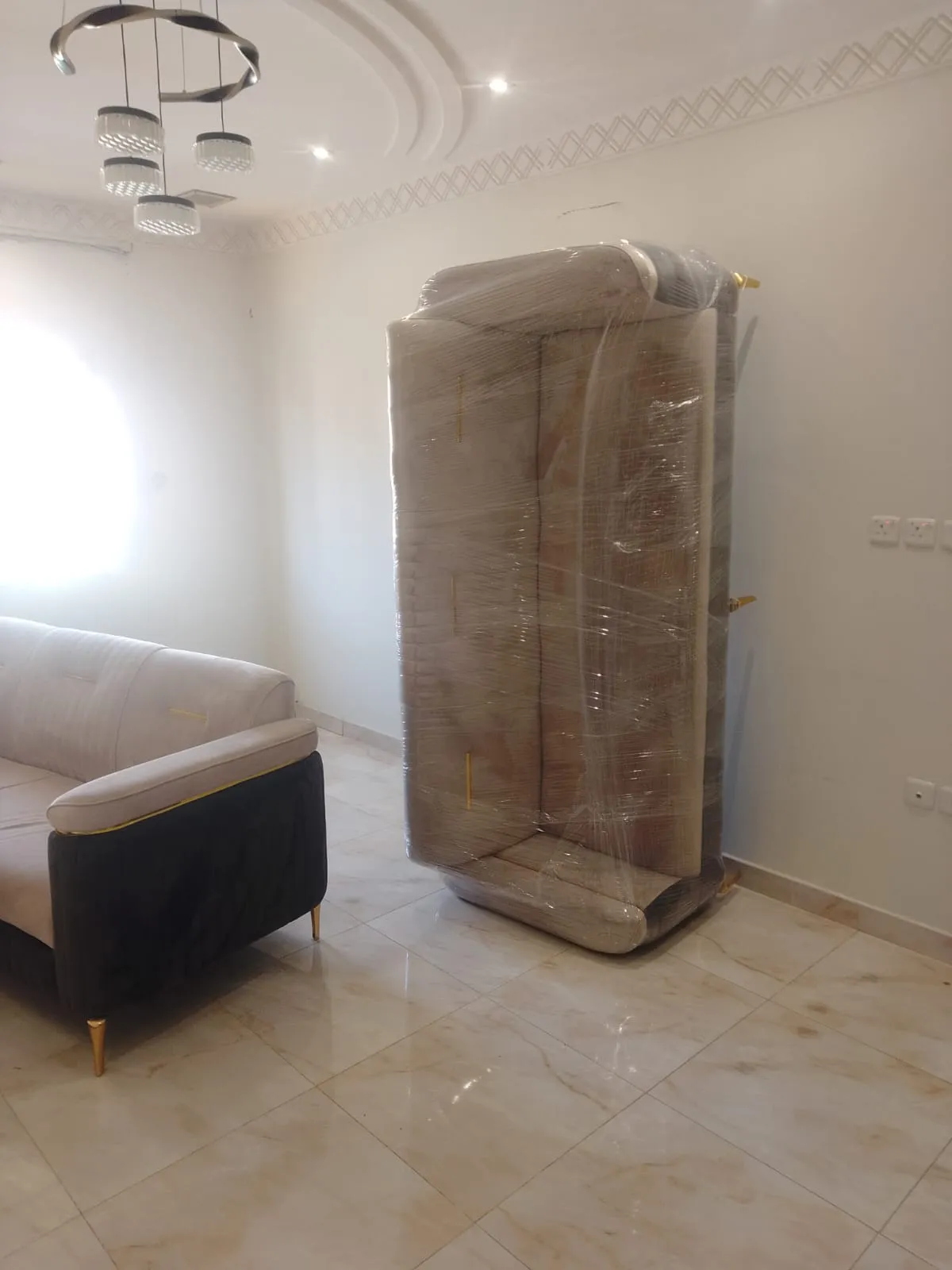تغليف كنب مخمل مودرن بنايلون عازل ببطحاء قريش بمكة
